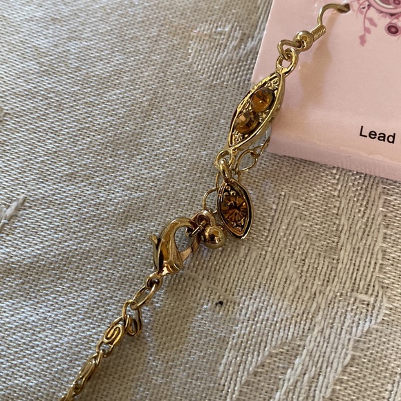 Three- Tiered gold Necklace (costume with matching earrings 
With earrings - Picture 5 of 8